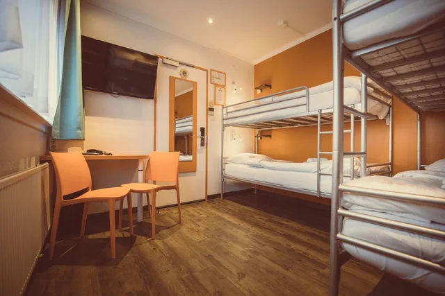 غرفة رباعية، Tourist Inn 1/1