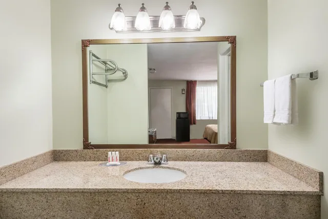 غرفة بسريرين كوين بإطلالة على المسبح، Days Inn by Wyndham Donegal 3/3