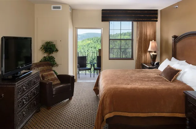غرفة بسرير كينج بشرفة، The Lodge At Deadwood Gaming Resort 2/5