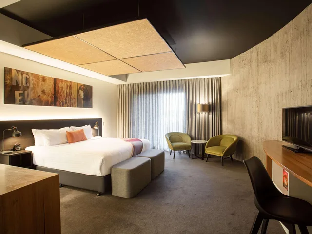 Deluxe, Double Bed, Peppers Silo Launceston 4/10