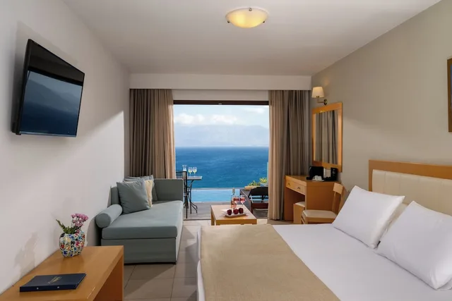 غرفة سوبيريور بسريرين منفصلين بإطلالة على البحر مع أريكة بمسبح خاص، Miramare Resort & Spa 1/3