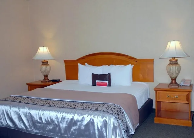 Efficiency, King Bed, Sofa، Ramada By Wyndham Olympia 2/3