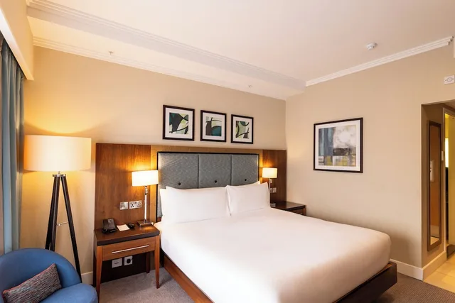 Deluxe, Queen Bed, DoubleTree by Hilton London Victoria 3/9