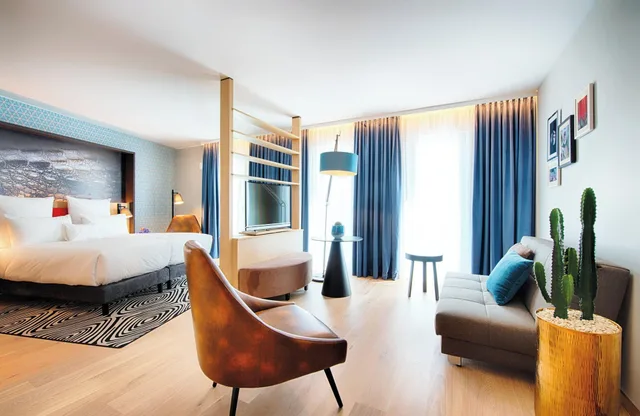 جناح جونيور بسرير مزدوج مع أريكة، NYX Hotel Munich by Leonardo Hotels 1/5