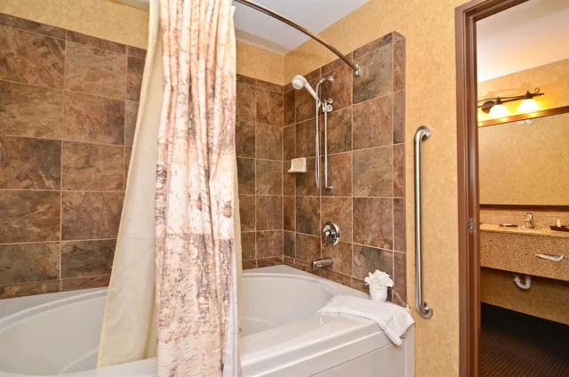 جناح بسرير كينج مع أريكة بحوض جاكوزي، Best Western Plus Kelly Inn and Suites 7/10