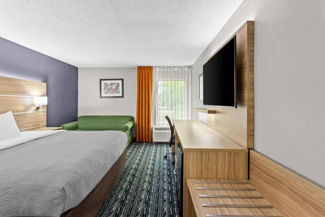 غرفة بسرير كينج بجاكوزي، Quality Inn Rochester South 1/10