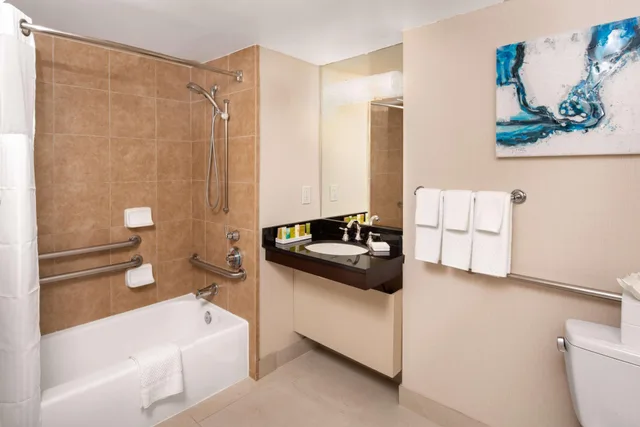 Superior, 2 Queen Beds, Harbour View, Superior Floor, Accessible، Hilton San Diego Airport Harbor 2/2