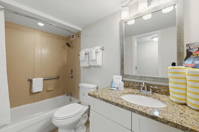 Standard, King Bed, Intracoastal View, Sofa، Hollywood Beach Tower 4/6