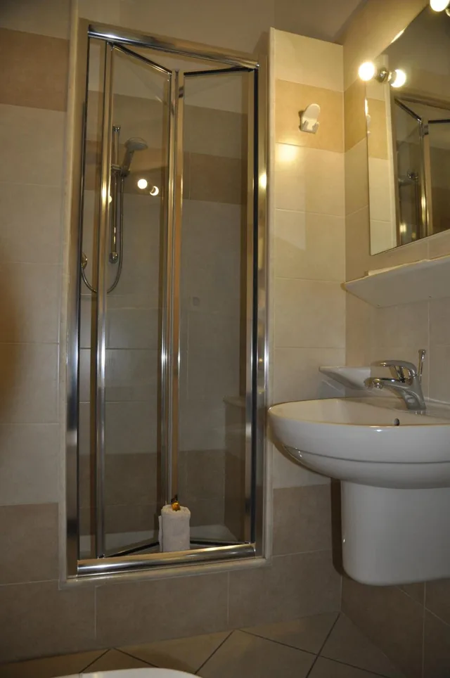 غرفة ثلاثية، Hotel Est 5/10