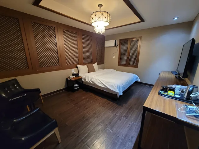 غرفة قياسية بسرير كوين، Hotel Tj 2/3