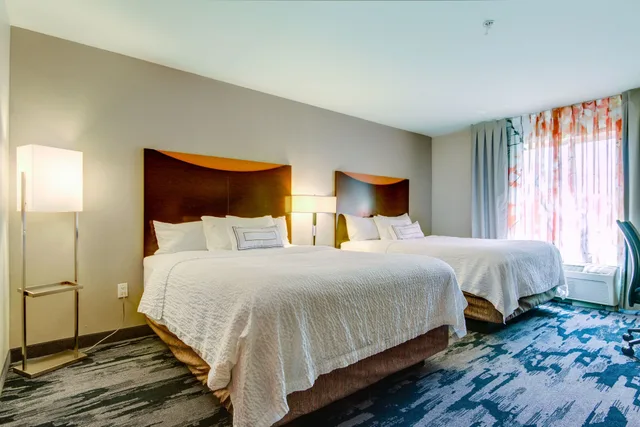 جناح بسريرين كوين بغرفة نوم واحدة مع أريكة، Fairfield Inn Suites Texarkana 2/5