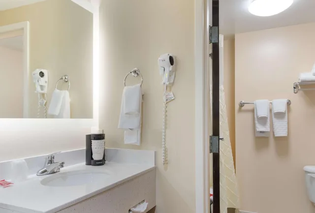 غرفة بريميوم بسرير كينج بإطلالة على المسبح، All Seasons Inn & Suites Smithfield Providence 3/3