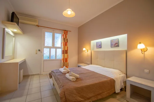 غرفة ثلاثية، Agoulos Inn 2/3