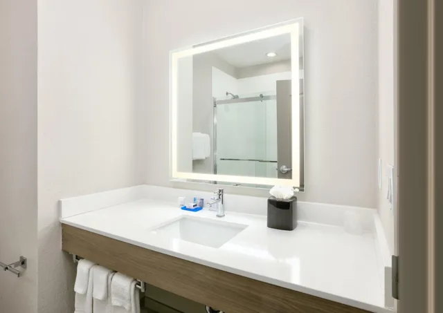 جناح بسريرين كوين مع أريكة، Holiday Inn Express Suites Beeville 10/10