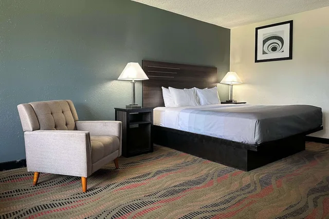 غرفة قياسية بسرير كينج، Quality Inn & Suites Santee I-95 3/7
