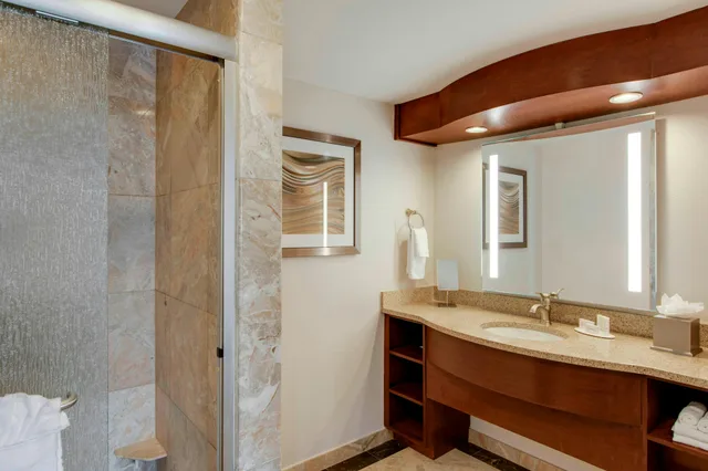 غرفة، COURTYARD BY MARRIOTT LOGAN AIRPORT 5/5