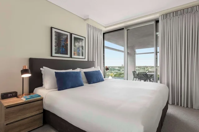 1 Bedroom, Apartment, King Bed, River View, Oaks Brisbane Casino Tower Suites 1/6