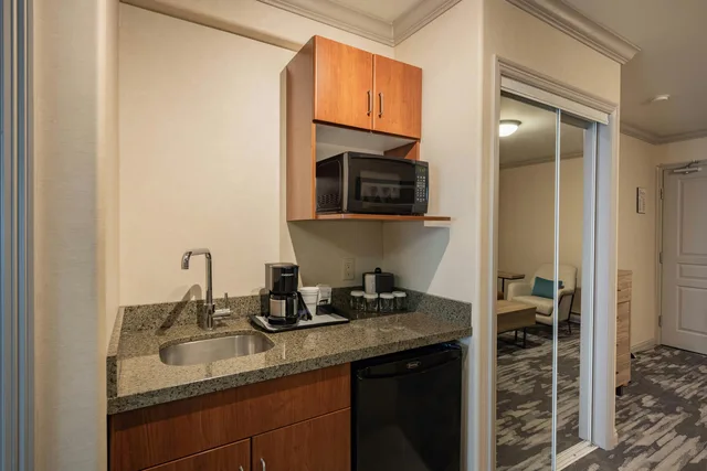 جناح بسرير كينج مع أريكة بمطبخ صغير، Sandman Hotel & Suites Winnipeg Airport 6/6