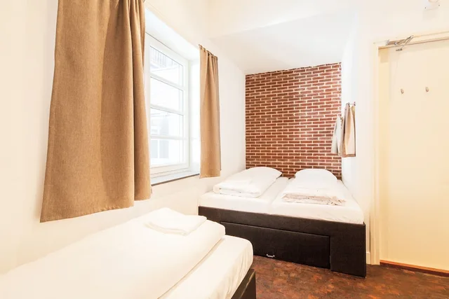غرفة أساسية رباعية بسرير مزدوج وسريرين منفصلين بغرفة نوم واحدة، Hotel Not Hotel 1/4