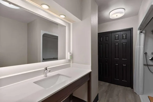 جناح استوديو بسرير كينج مع أريكة، La Quinta Inn & Suites by Wyndham Goodlettsville - Nashville 4/5