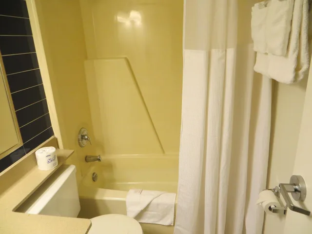 Room, King Bed, Queen Bed, Main Floor، Travelodge by Wyndham Edmonton West 5/6