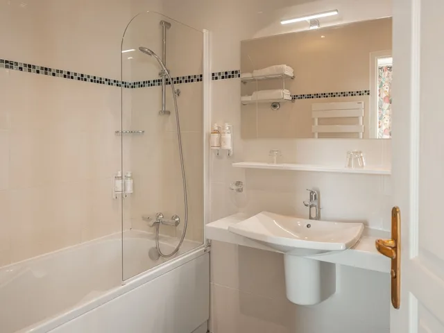 غرفة سوبيريور بسرير كينج بإطلالة على البحر، Castel Clara Thalasso Spa 1/3