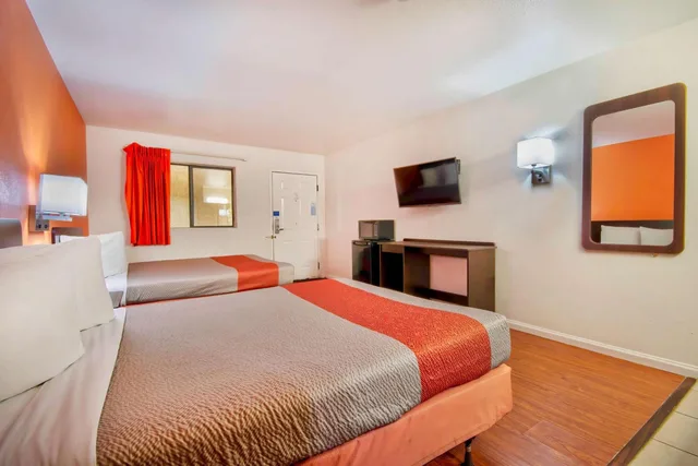 غرفة بسريرين كوين للمدخنين، Motel6 Santa Nella, CA - Los Banos 4/10