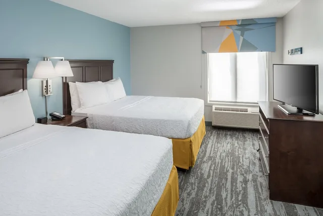 غرفة بسريرين كوين بحوض استحمام، Hampton Inn Suites Miami Doral Dolphin Mall 1/2