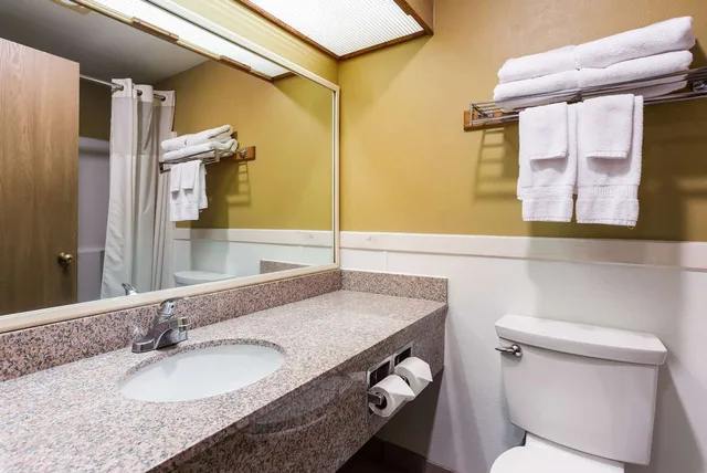 غرفة بسرير كوين، Quality Inn Airport Boise ID 3/4