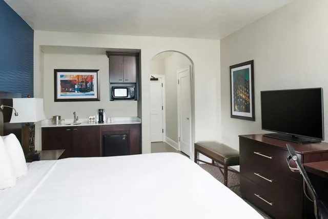غرفة ديلوكس بسرير كينج، Hotel Alex Johnson Rapid City Curio Collection By Hilton 1/4