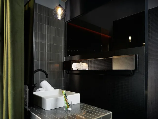 Large Urban, King Bed، 25hours Hotel Bikini Berlin 4/4