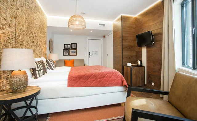 غرفة بسرير كوين بشرفة مع أريكة، Dyreparken Safarihotell 8/10