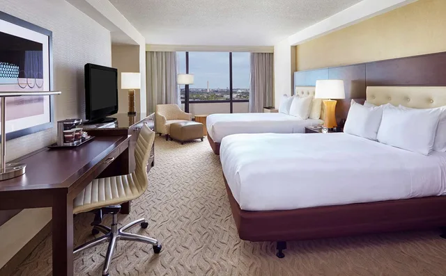 غرفة كبيرة بسريرين مزدوجين بإطلالة مع أريكة، Doubletree By Hilton Hotel Washington Dc Crystal City 1/6