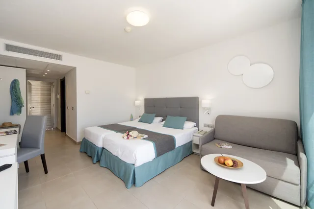 غرفة قياسية بإطلالة جزئية على البحر، Hotel Las Costas 2/9