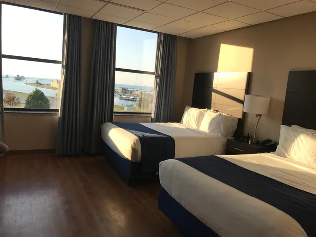 غرفة بسرير مزدوج بإطلالة على البحيرة، Ariel Broadway Hotel 1/5