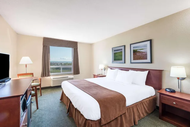 Room, Queen Bed, Accessible, Super 8 by Wyndham Windsor NS 1/2