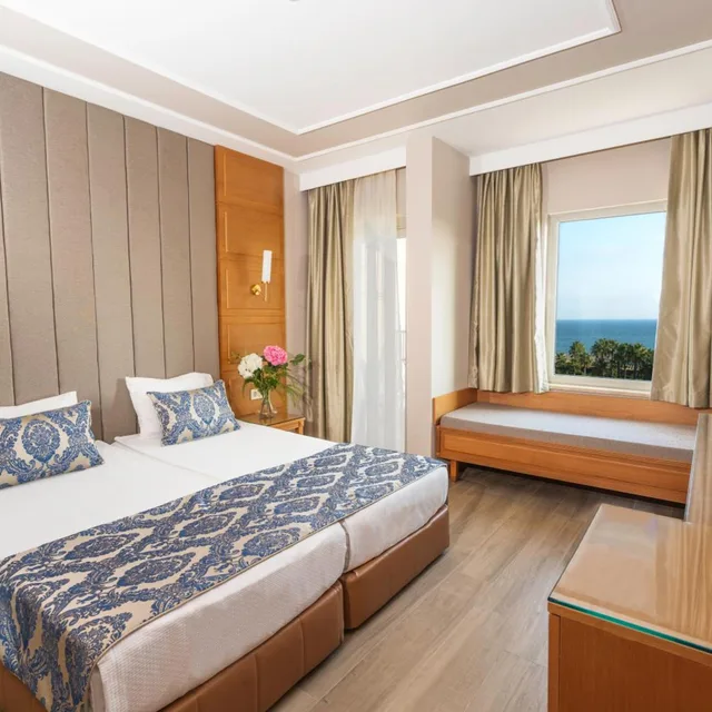 غرفة بسرير مزدوج بإطلالة على البحر، Royal Atlantis Beach 2/4