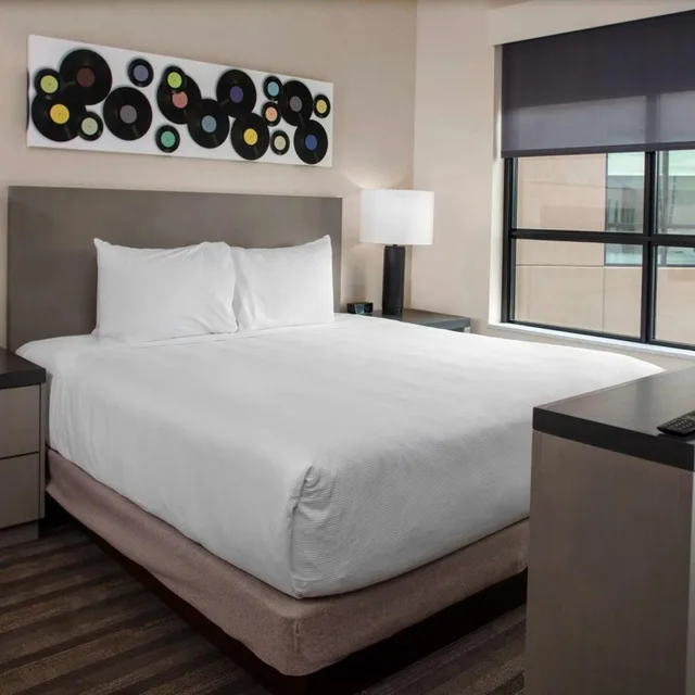 جناح استوديو بسرير كينج مع أريكة بمطبخ لذوي الإعاقة، Hyatt House Nashville Downtown / Convention Center 1/2