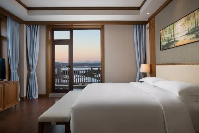 Swiss, Family Suite, Premier, Twin Beds, King Bed, King and Twin Beds, Mountain View, Swissotel Resort Changbaishan 2/6
