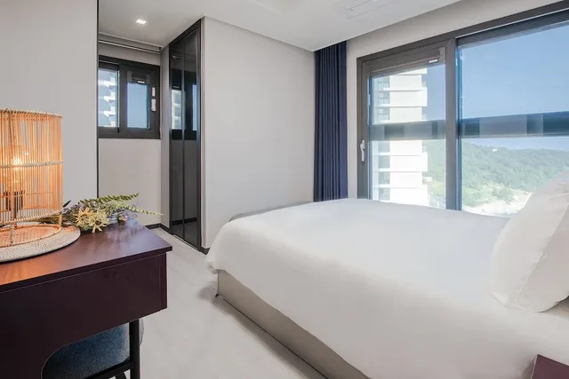 جناح بفراش فوتون وسريرين كوين بإطلالة على البحر بشرفة بـ3 غرف نوم، NewCZ Osiria Residence 2/4