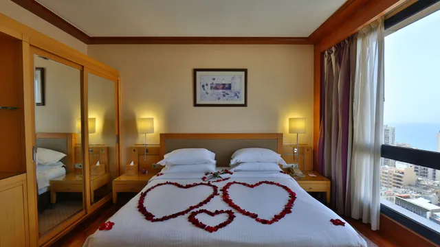 غرفة قياسية بسرير كينج بإطلالة على المدينة، Crowne Plaza Hotel Beirut 6/10