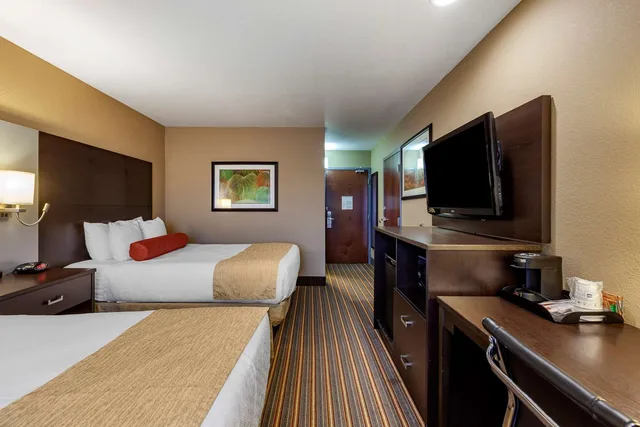 Room, 2 Queen Beds, Best Western Plus Woodstock Inn & Suites 2/4