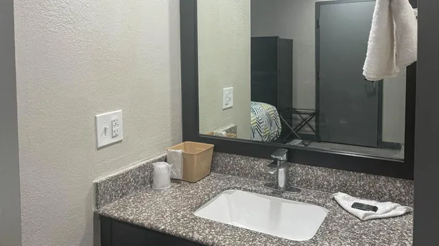 غرفة عصرية بسريرين مزدوجين، Studio6 Suites - Knoxville, TN - Downtown 1/2