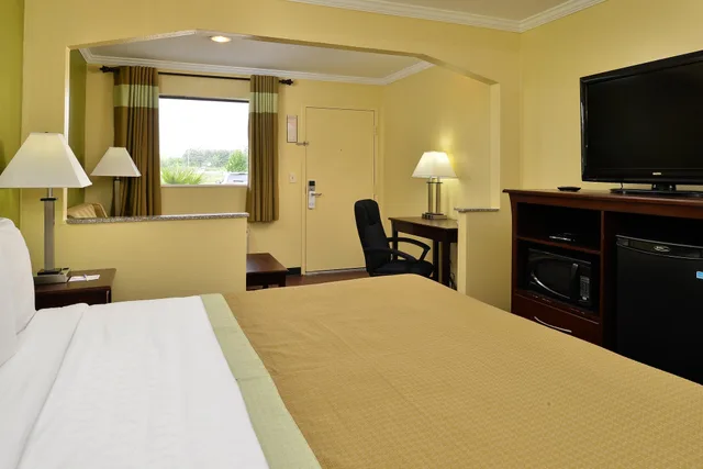 غرفة قياسية بسرير كينج للمدخنين، Americas Best Value Inn Suites Winona 1/7
