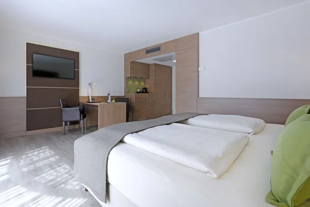 غرفة بريميوم بسرير كينج، Lindner Hotel Dusseldorf Airport, part of JdV by Hyatt 1/6