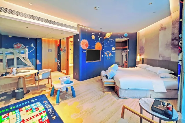 غرفة بريميوم بسرير كينج وسرير بطابقين، Crowne Plaza Huzhou 2/6
