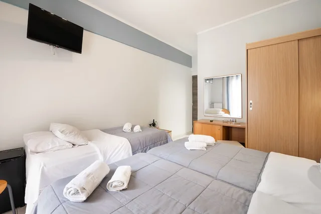 غرفة ثلاثية بسريرين منفصلين مع أريكة، Diros Hotel 3/10
