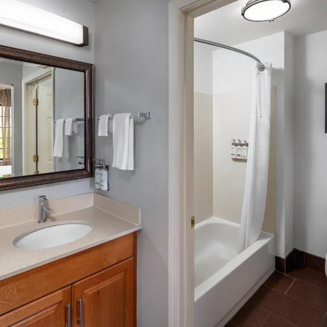 جناح بسرير كوين بغرفة نوم واحدة لذوي الإعاقة، Staybridge Suites O Fallon Chesterfield 2/3