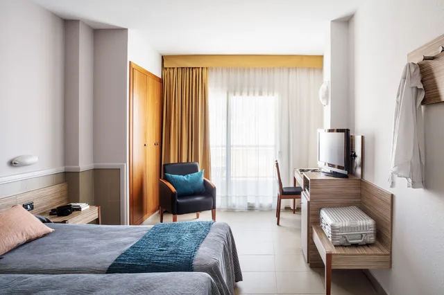 غرفة عائلية رباعية بسرير كوين وسريرين منفصلين، AQUA Hotel Promenade & Spa 4/6