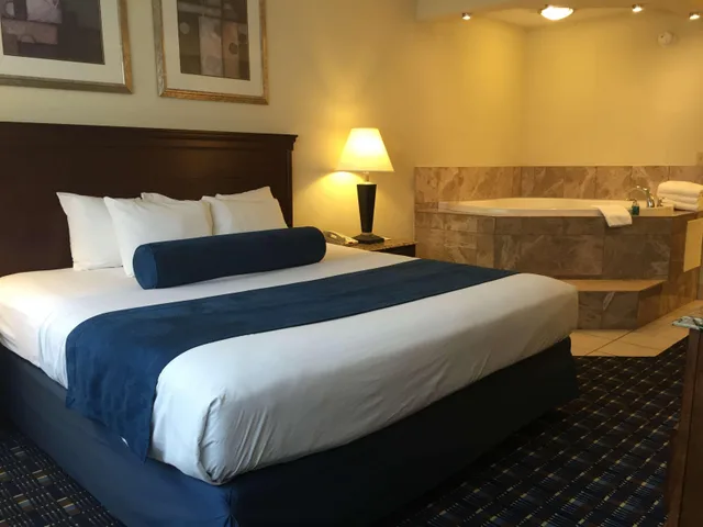 Room, King Bed, Jetted Tub, Best Western Plus Reading Inn & Suites 2/10